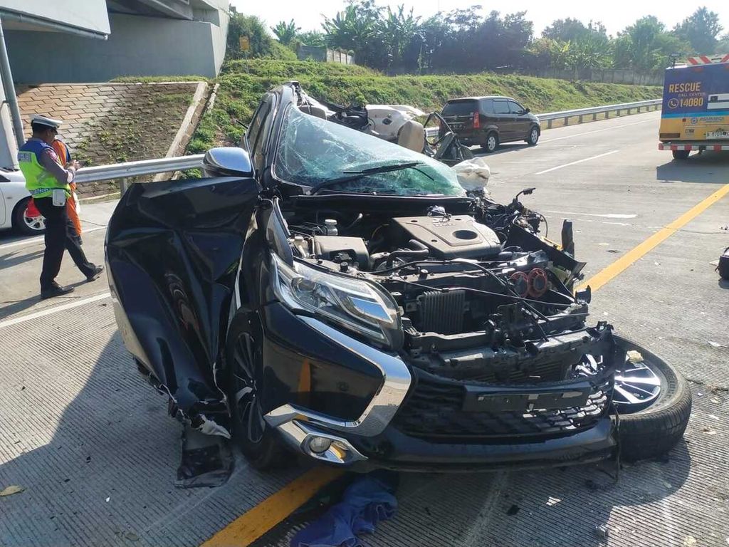 Kondisi mobil yang terlibat kecelakaan di Tol Semarang-Batang, Kecamatan Kaliwungu, Kendal, Jawa Tengah, Sabtu (22/7/2024). Dalam kejadian itu, empat orang tewas dan dua lainnya luka-luka. 