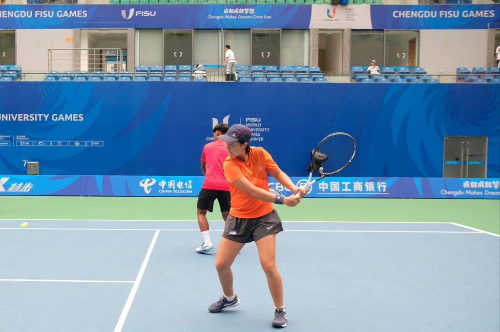 Atlet tenis Indonesia Jessica Christa Wira Hadi sedang mencoba lapangan tenis Sichuan International Tennis Center, Chengdu, China, Rabu (26/7/2023) sore. Jessica bersama tiga atlet tenis lainnya, Arian Rangga Desvianto, Fadona Titalyana Kusumawati, dan Lucky Chandra Kurniawan, akan berlaga di Universiade Chengdu, China, 2021, yang digelar 28 Jul 2023 sampai 8 Agustus 2023.