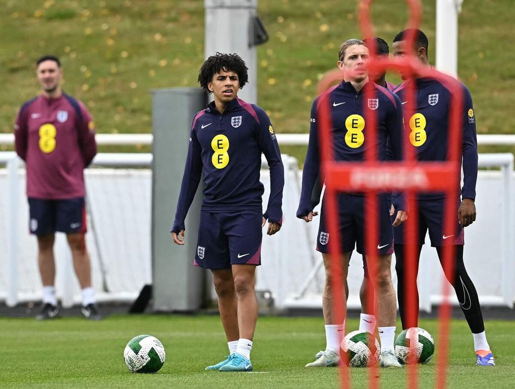 Pemain timnas Inggris, Rico Lewis (tengah), ikut berlatih di Lapangan St Georges Park, di Burton-on-Trent, Inggris, Rabu (4/9/2024). Inggris akan melawan Irlandia pada Liga Nasional Eropa, Sabtu (7/9/2024).