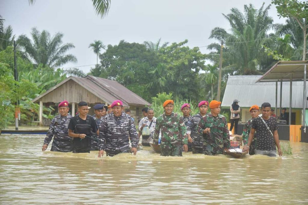 Personel Pangkalan TNI AL Lhokseumawe bersama Kopasgat TNI AU Kipan B Yonko 469 menyalurkan bantuan logistik kepada warga terdampak banjir di Kabupaten Aceh Utara, Aceh, Jumat (7/10/2022).