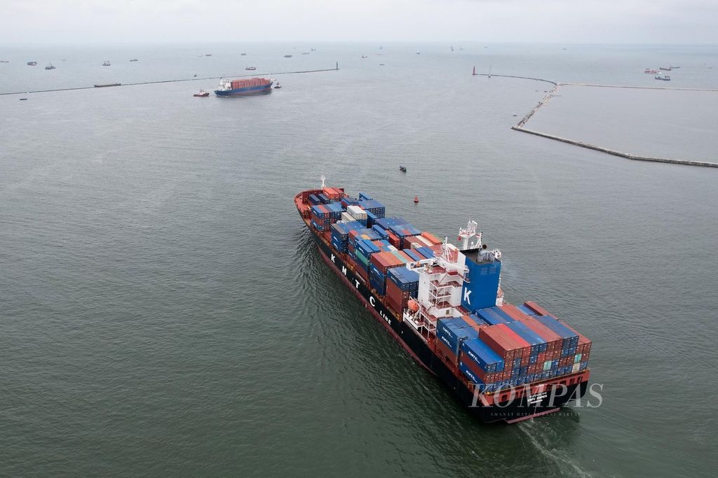 Kapal kontainer meninggalkan Pelabuhan Tanjung Priok, Jakarta, setelah melakukan bongkar muat peti kemas, Kamis (2/2/2023). Pemerintah berencana merampungkan revisi peraturan teknis tentang penempatan devisa hasil ekspor pada sistem keuangan dalam negeri. Kewajiban memulangkan devisa akan dibedakan berdasarkan jenis pengolahan komoditas serta besaran nilai ekspornya. 