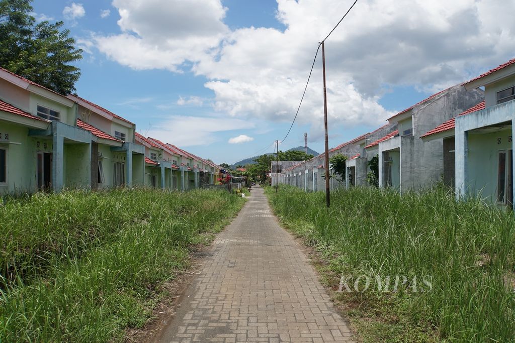 Puluhan rumah tipe 36 di Perumahan Tamara, Mapanget, Manado, Sulawesi Utara, tak berpenghuni. Sejak dibangun pada 2014 hingga Senin (21/10/2019), rumah-rumah komersial tanpa subsidi itu tak diminati masyarakat.