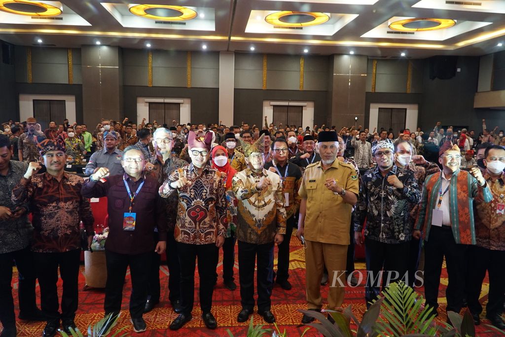 Menteri Dalam Negeri Tito Karnavian (tengah) didampingi Gubernur Sumatera Barat Mahyeldi (empat dari kanan), Ketua Dewan Pengurus Apeksi Bima Arya Sugiarto (tiga dari kiri), Wali Kota Padang Hendri Septa (tiga kanan), beserta wali kota dan pejabat lainnya berfoto bersama usai acara penutupan Rakernas Apeksi XV di Kota Padang, Sumatera Barat, Selasa (9/8/2022). Rakernas Apeksi ini digelar pada 7-10 Agustus 2022 dan diikuti oleh 95 dari 98 pemerintah kota di Indonesia.
