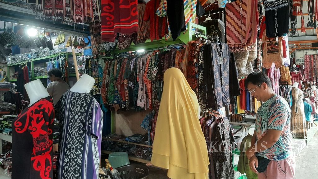 Salah satu toko oleh-oleh di Kota Pontianak, Kalimantan Barat, yang menjual beragam kain motif Dayak dan Melayu, Kamis (12/4/2024).