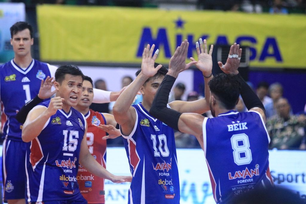 The Lavani Allo Bank Electric players celebrated points when facing the Jakarta Garuda Jaya in the opening match of the 2024 PLN Mobile Proliga at GOR Amongrogo, Yogyakarta, on Thursday (25/4/2024). In the match, Lavani won in straight sets (25-16, 25-22, 25-20).
