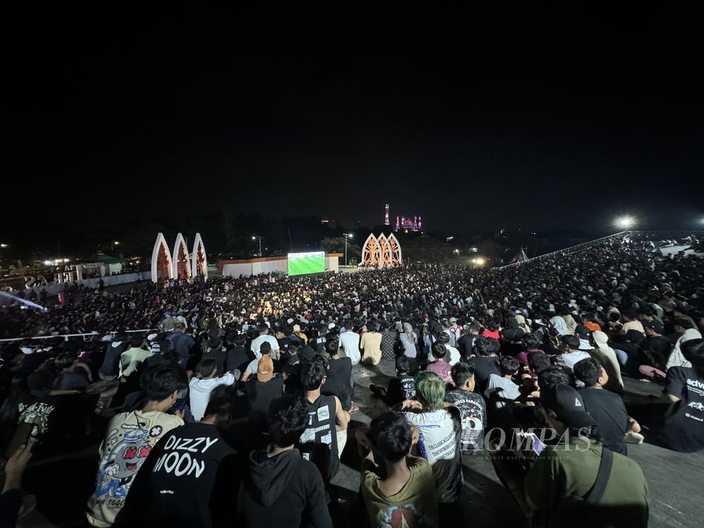 Ribuan warga kota Mataram dan sekitarnya memadati area Teras Udayana, Kota Mataram, Nusa Tenggara Barat, Senin (29/4/2024) malam, untuk menyaksikan laga semifinal antara Indonesia dan Uzbekistan.