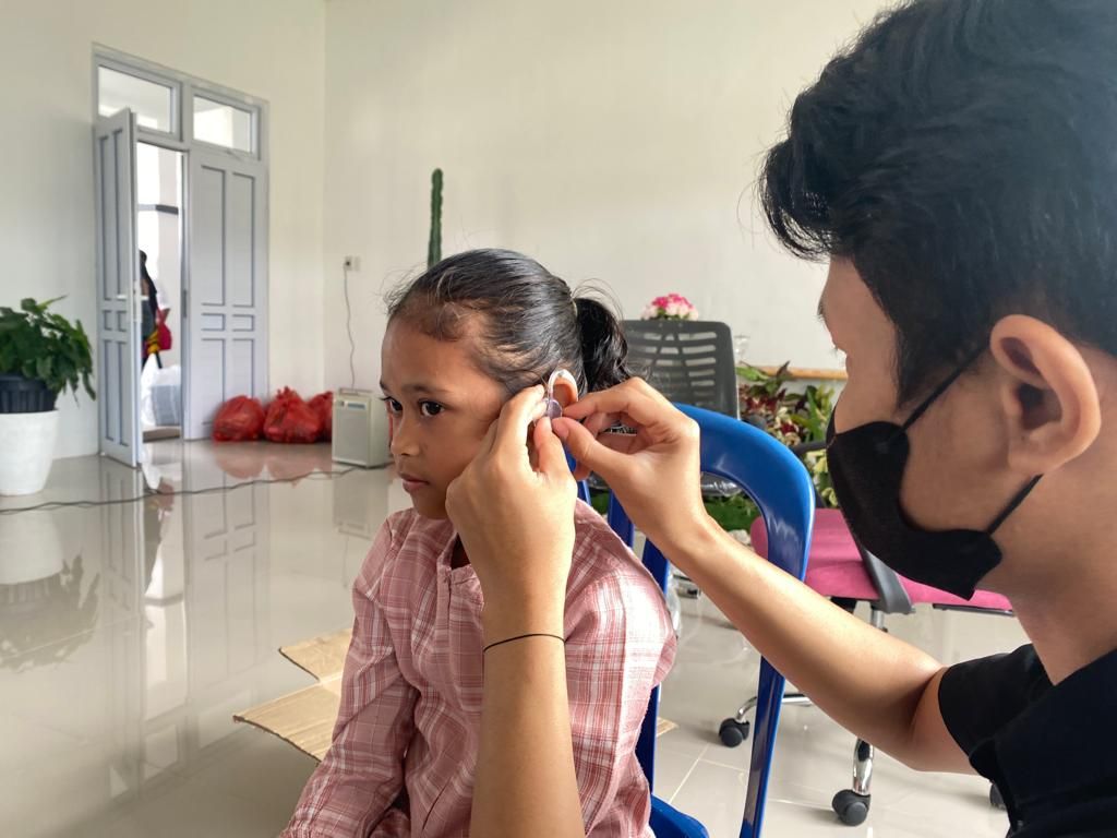 Seorang anak menerima alat bantu dengar yang diberikan Kementerian Sosial di Aceh, Selasa (13/12/2022). Bantuan Asistensi Rehabilitasi Sosial (Atensi) ini diharapkan mendorong aksesibilitas difabel serta kemandirian mereka.