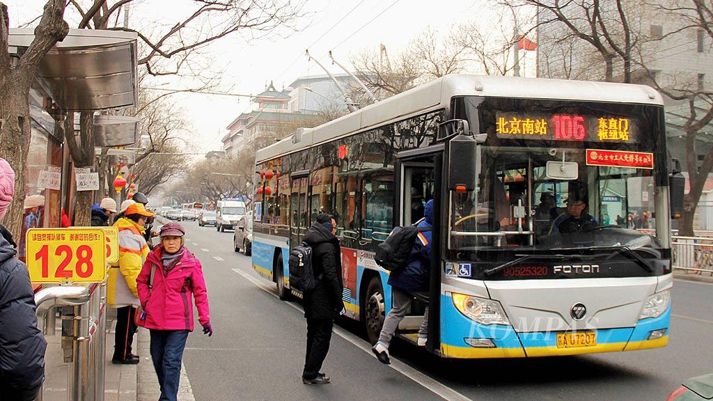 Bus  bertenaga listrik beroperasi di jalan-jalan kota Beijing, China, seperti terlihat pada 9 Februari lalu. Kendaraan bertenaga listrik adalah salah satu upaya China menekan polusi udara.