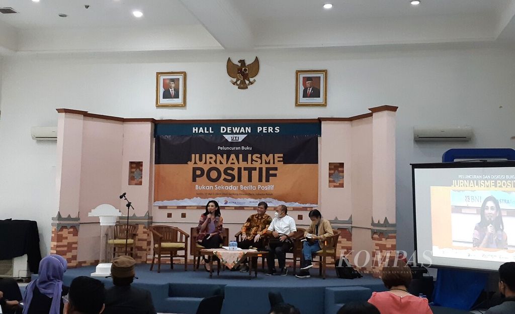 Suasana peluncuran buku "Jurnalisme Positif: Bukan Sekadar Berita Positif" diluncurkan di Jakarta, Senin (17/4/2023).