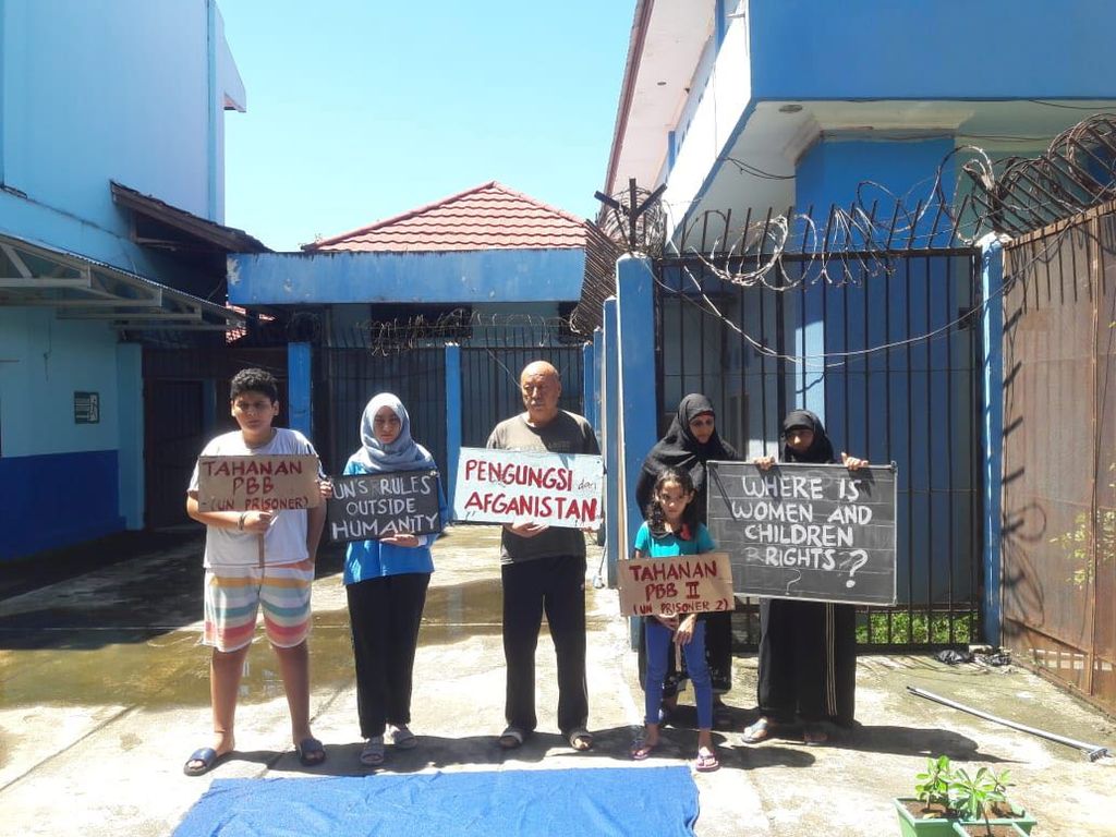 Dari kiri ke kanan: Tahanan PBB I alias Nur Fatimah, Rahim, Tahanan PBB II alias Sakinah, Aqila Douraiyah, dan Amira Mustafa menggelar aksi protes di Rumah Detensi Imigrasi Manado, Sulawesi Utara, setelah permohonan status pengungsi mereka ditolak UNHCR, 14 Januari 2019.