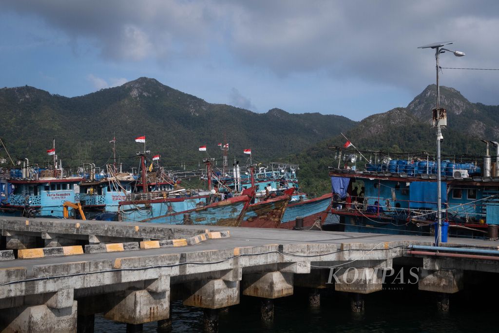 Sejumlah kapal asal Jakarta yang melakukan penangkapan ikan di Laut Natuna Utara berlabuh di Sentra Kelautan dan Perikanan Terpadu di Natuna, Kepulauan Riau, Selasa (29/8/2023). Sejak selesai dibangun pada Oktober 2019, fasilitas pelabuhan perikanan terpadu itu belum berfungsi secara optimal.