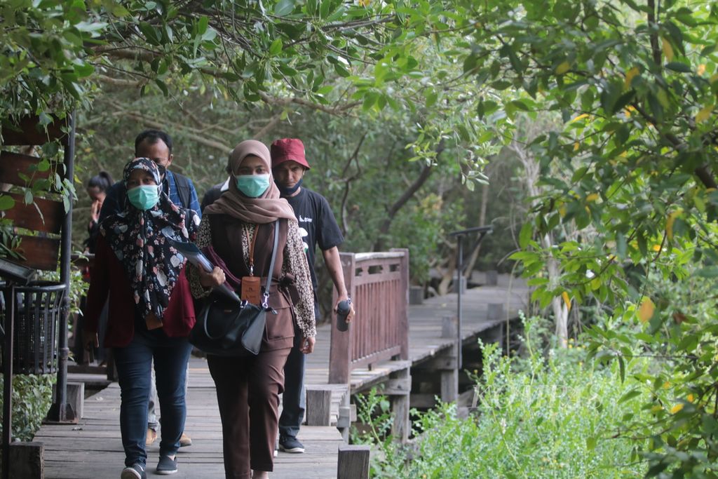 Pemandangan kawasan hutan mangrove di Kampung Blekok, Desa Klatakan, Kabupaten Situbondo, Jawa Timur, Senin (28/3/2022). Selain memberikan manfaat ekonomi, konservasi mangrove dan burung blekok di sini diyakini menjadi salah satu upaya masyarakat melakukan mitigasi bencana efek rumah kaca.