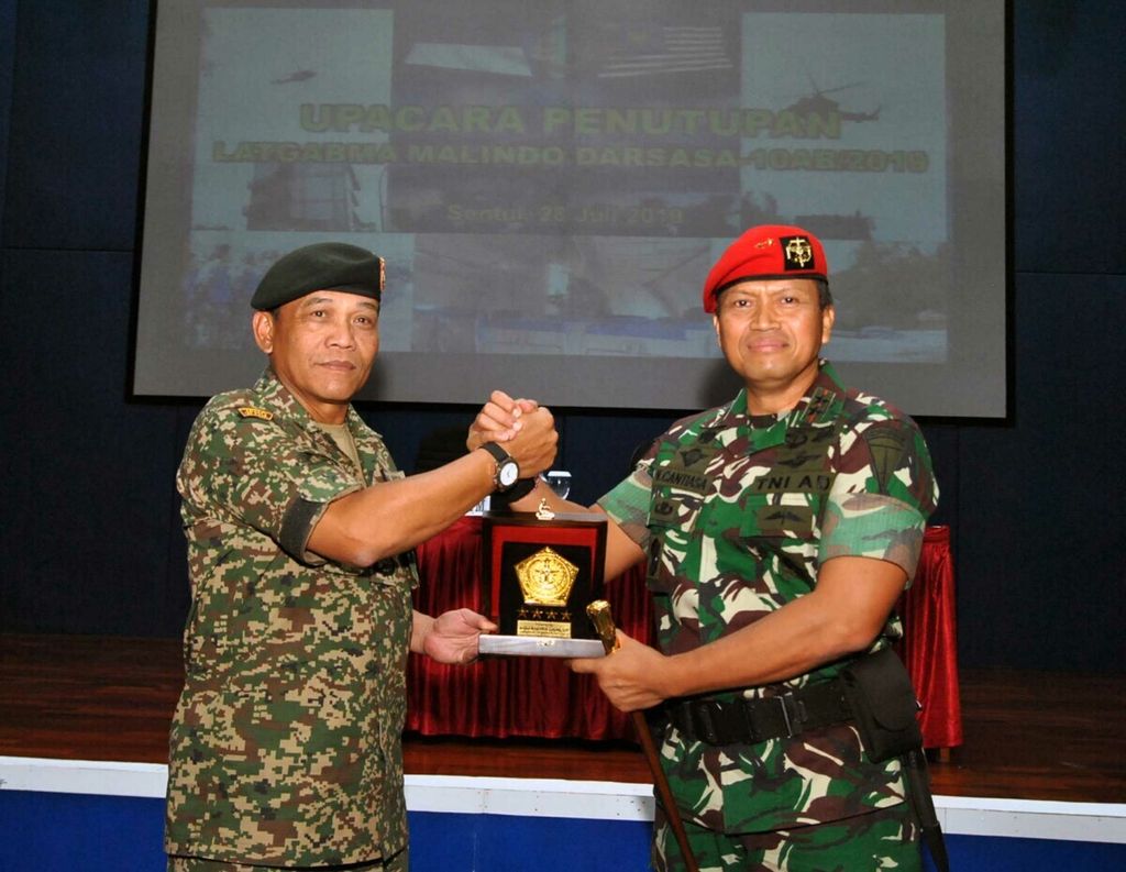 Commander of the Special Forces Major General Nyoman Cantiasa (right) presents an award plaque to Assistant Chief of Staff J-3 of the Malaysian Armed Forces Joint Headquarters Major General Abdul Malik Bin Jiran (left) during the closing ceremony of the Malindo Darsasa-10AB/2019 Joint Exercise at the Peacekeeping Mission Center of the Indonesian National Armed Forces (TNI), Sentul, Bogor Regency, West Java, on Sunday (28/7/2019). The exercise, which was participated by 234 TNI personnel and 136 ATM personnel, aimed to enhance the professionalism of both armed forces as well as to exchange experiences and improve security cooperation in border areas, particularly in the field of counterterrorism.