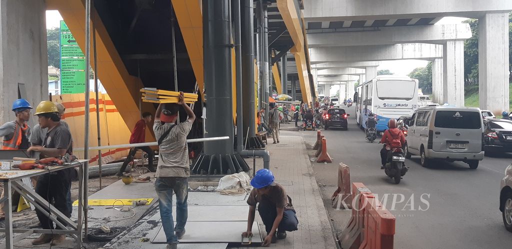 Beberapa pekerja beraktivitas membuat sarana dan prasarana di sekitar Stasiun LRT Cawang, Jalan Letjen MT Haryono, Jakarta Timur, Selasa (14/3/2023). LRT hampir menyelesaikan pembangunan sebelum jadwal operasional pada Juli 2023.