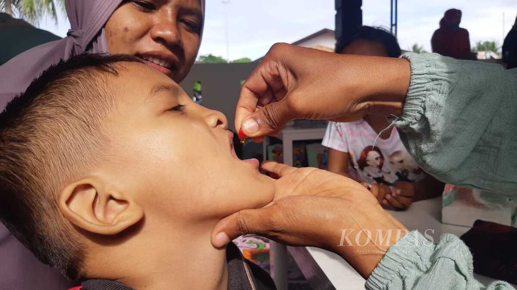 Seorang anak mendapatkan imunisasi di Desa Meunasah Papeun, Kecamatan Krueng Barone Jaya, Kabupaten Aceh Besar, Aceh, 13 Agustus 2022. 