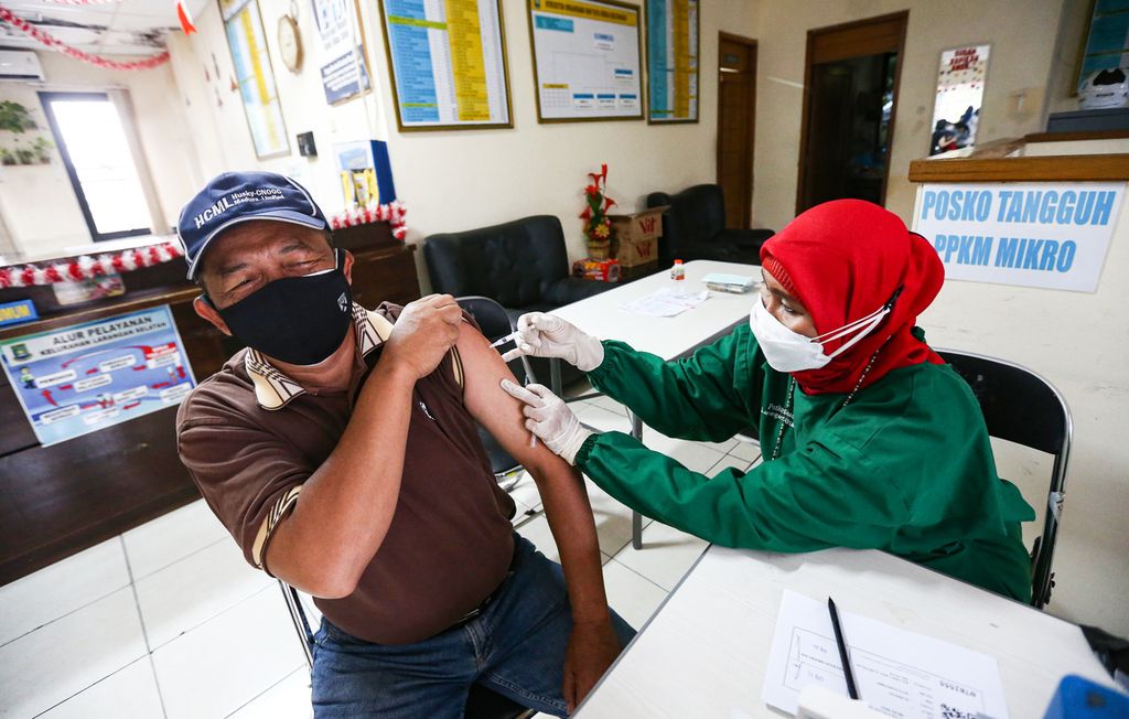Seorang warga lanjut usia menerima suntikan vaksin Covid-19 penguat di sentra vaksinasi di Kelurahan Larangan Selatan, Larangan, Kota Tangerang, Banten, Selasa (8/2/2022). 