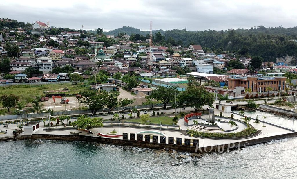 Landscape with the foreground of Tugu Satu tungku Tiga Batu monument and residential areas with various places of worship in Fakfak Regency, West Papua, on Wednesday (May 24, 2023).