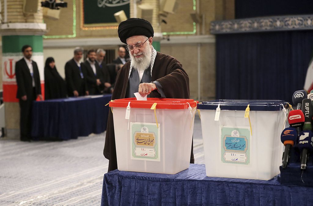 Pemimpin Tertinggi Iran Ayatollah Ali Khamenei memasukkan kertas suaranya di kotak suara dalam pemilihan umum legislatif dan Majelis Pakar di sebuah tempat pemungutan suara di Teheran, Iran, Jumat (1/3/2024). 