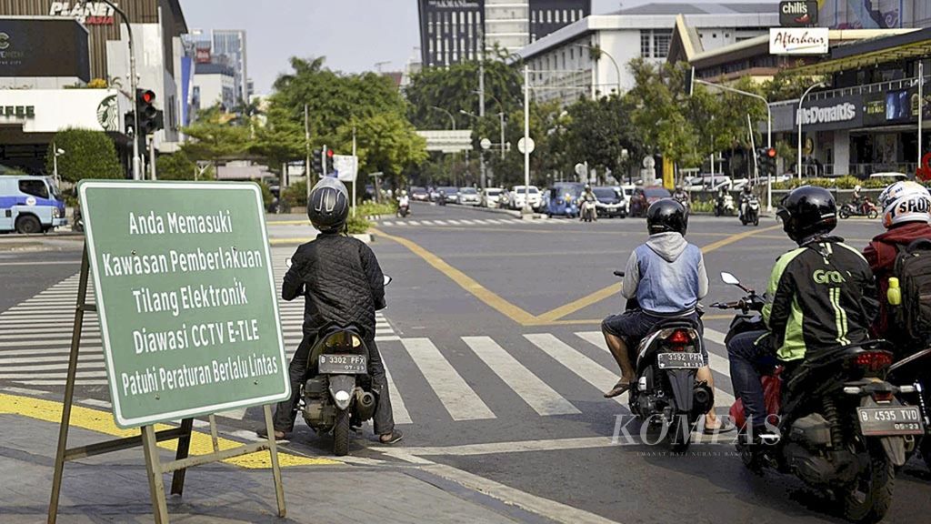 Papan pengumuman tentang pemberlakuan tilang elektronik menggunakan CCTV atau <i>electronic traffic law enforcement </i>(E-TLE) terpasang di perempatan Sarinah, Jalan MH Thamrin-Jalan KH Wahid Hasyim, Jakarta, Kamis (1/11/2018). 