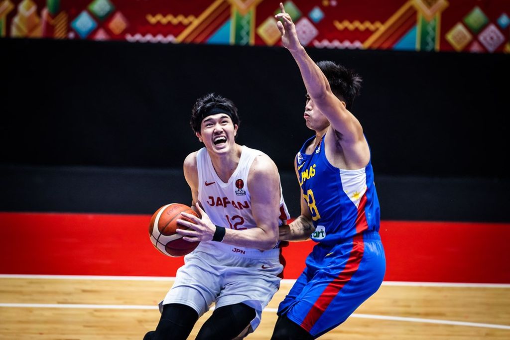 <i>Forward </i>andalan Jepang, Yuta Watanabe (kiri), menderita cedera engkel ketika melawan Filipina pada laga <i>playoff </i>Piala Asia FIBA di Istora Gelora Bung Karno, Senayan, Jakarta, Selasa (19/7/2022). Jepang dan Filipina bersama Indonesia akan menjadi tuan rumah Piala Dunia FIBA 2023.