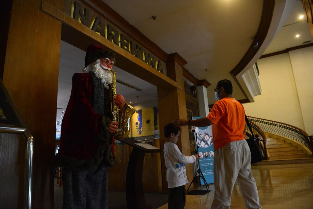 Dekorasi bertema Natal dipasang di Hotel The Sunan, Solo, Jawa Tengah, Selasa (14/12/2020). 