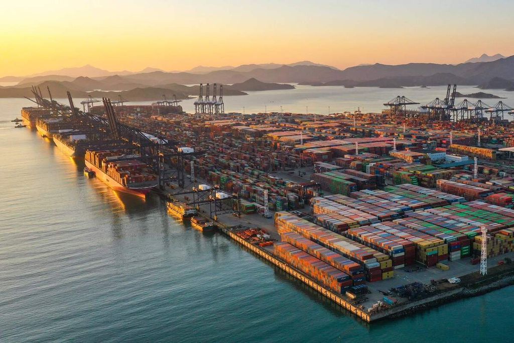Foto udara yang diambil pada Minggu (25/12/2022) ini memperlihatkan pelabuhan peti kemas di Pelabuhan Yantian, Shenzhen, China.