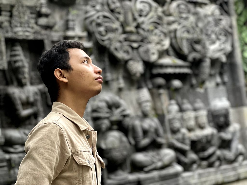Yoga Putra Aliyani adalah alumnus Universitas Negeri Yogyakarta yang gemar melakukan penelitian tentang biodiversitas