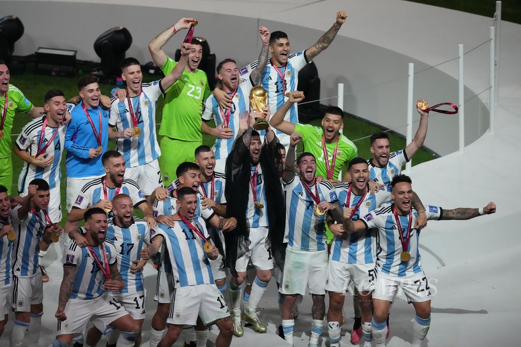 Pemain Argentina merayakan keberhasilan menjuarai Piala Dunia 2022 setelah mengalahkan Perancis lewat adu penalti di Stadion Lusail, Qatar, Senin (19/12/2022) dini hari WIB. 
