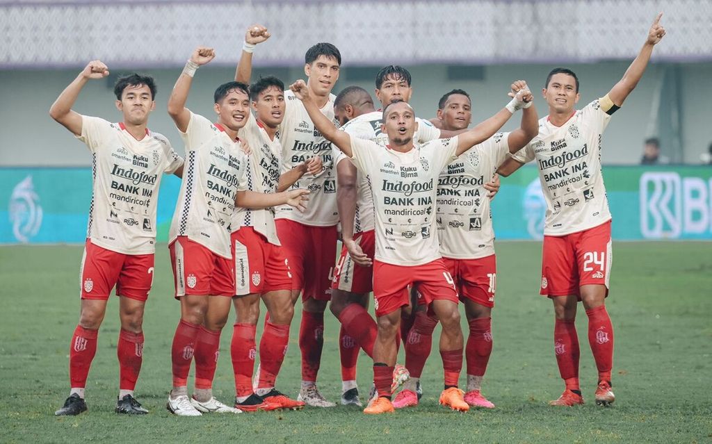 Para pemain Bali United merayakan gol ke gawang Dewa United dalam laga lanjutan BRI Liga 1 2023-2024 pekan ke-22 di Stadion Indomilk Arena, Tangerang, Banten, Jumat (8/12/2023). Laga berakhir imbang 1-1.