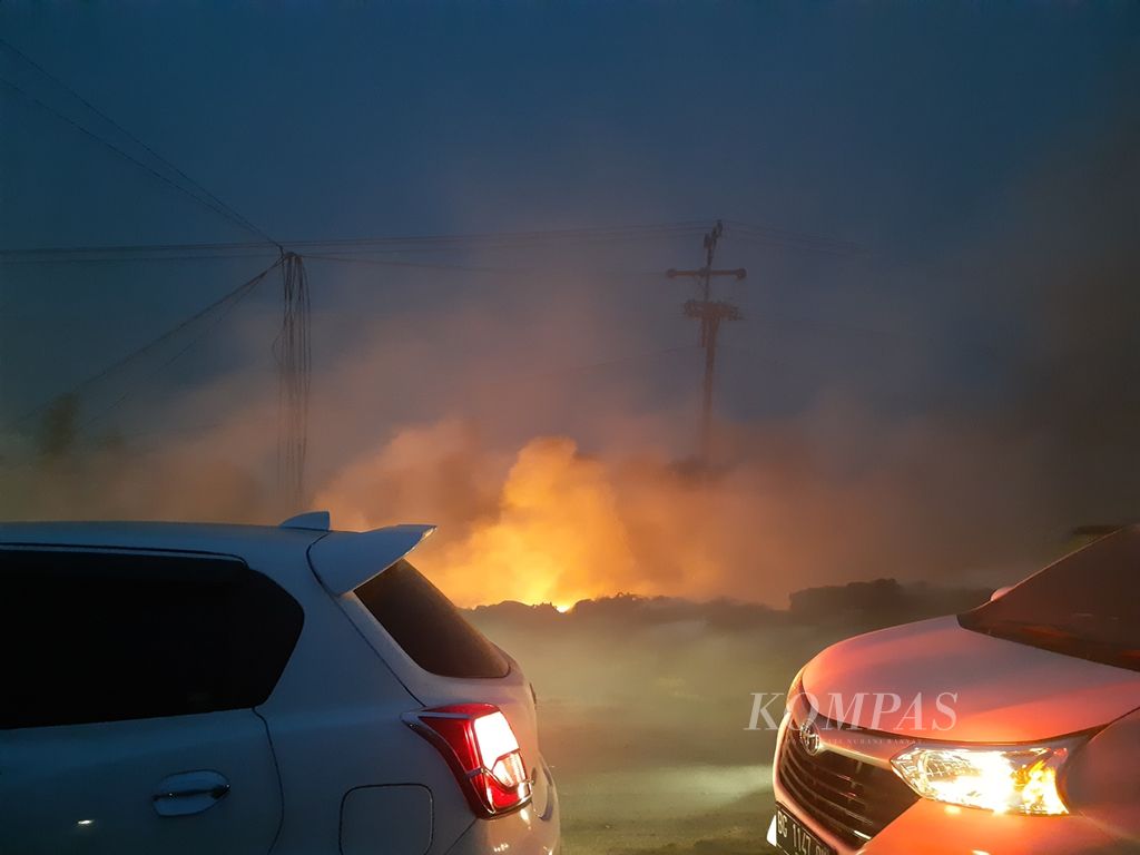 Kebakaran lahan terjadi di ruas jalan Palembang-Tanjung Api-api, Kabupaten Banyuasin, Sumsel, Selasa (12/11/2019). Akibat karhutla, satu gudang ban terbakar dan kemacetan panjang di ruas jalan terjadi hingga 4 kilometer.