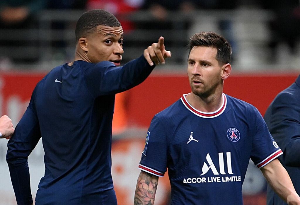 Penyerang Paris Saint-Germain, Kylian Mbappe (kiri), berbincang dengan rekan setimnya, Lionel Messi, seusai berakhirnya laga Liga 1 Perancis, 29 Agustus 2021. 