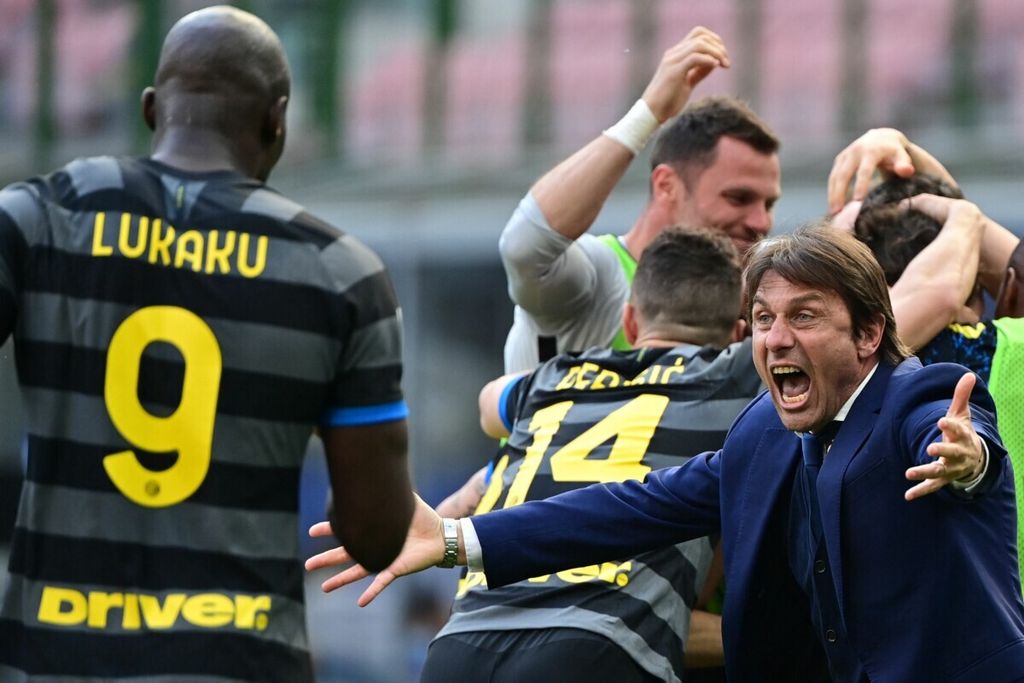 Dokumentasi 2021 ini memperlihatkan saat pelatih Antonio Conte dan para pemain Inter Mila merayakan keberhasilan mereka meraih gelar juara Liga Italia. Selain Inter, Conte juga pernah membawa klub lainnya, Juventus, menjadi juara liga itu.