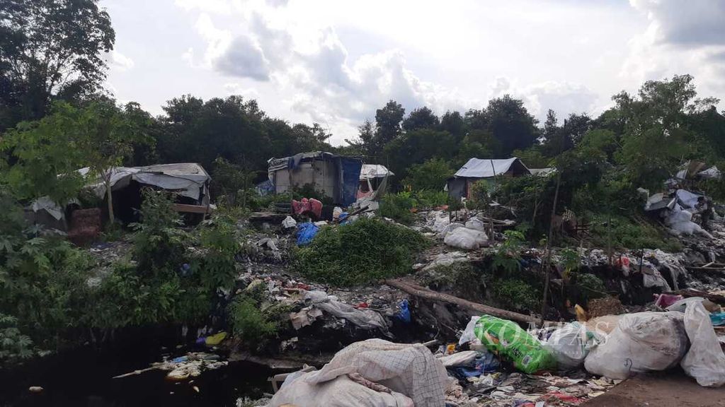 Kondisi rumah-rumah warga Kota Palangkaraya yang bekerja sebagai pemulung sampah di tempat pembuangan akhir sampah Kota Palangkaraya, Kalteng di Kilometer 14, Kamis (6/4/2023).