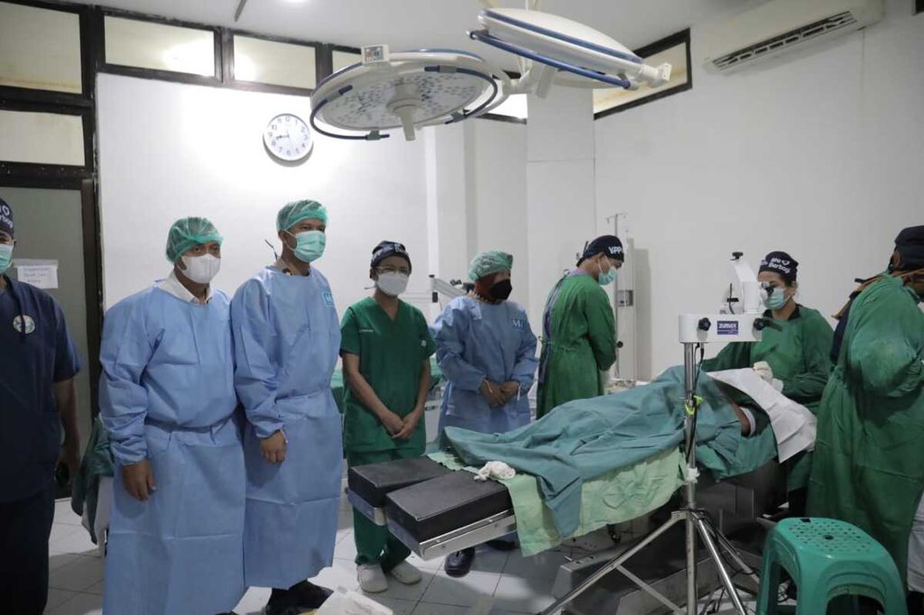 Kementerian Sosial melakukan operasi katarak gratis kepada ratusan masyarakat Papua di Rumah Sakit Bhayangkara, Kota Jayapura, Kamis (14/12/2023).