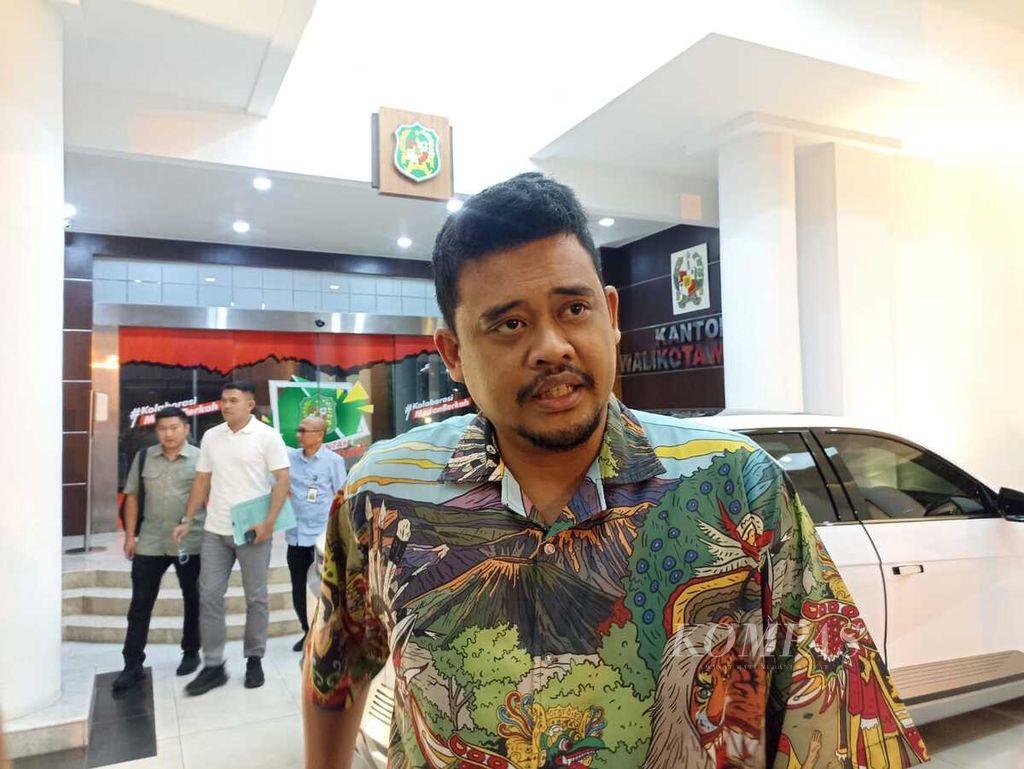 Wali Kota Medan yang juga menantu Presiden Joko Widodo, Bobby A Nasution, memberikan keterangan tentang kontestasi Pemilihan Gubernur Sumut, di Medan, Selasa (23/4/2024) malam.