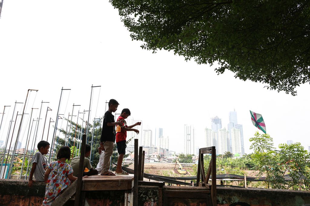 Children play on the riverbank in the Tanah Abang area, Central Jakarta, Friday (6/24/2022).