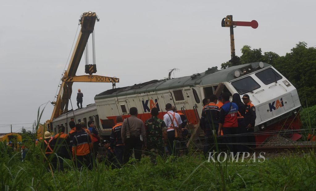 Kereta api <i>crane</i> membantu proses evakuasi KA Pandalungan yang anjlok di emplasemen Stasiun Tanggulangin, Sidoarjo, Jawa Timur, Minggu (14/1/2024). 
