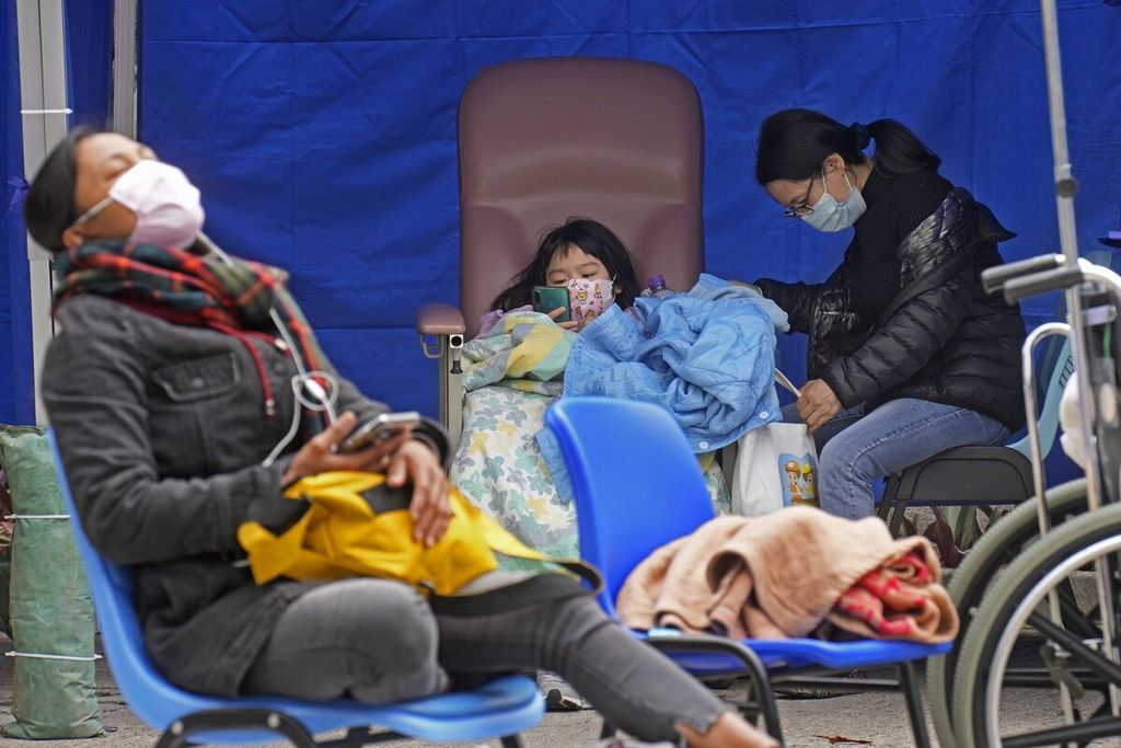Hong Kong menghadapi periode pandemi terburuk dengan lonjakan kasus baru Covid-19 yang melampaui 2.000 kasus baru per hari pada Februari 2022 ini. Otoritas Hong Kong pada Selasa (15/2/2022) mengatakan lonjakan pasien Covid-19 telah memenuhi fasilitas kesehatan dan sumber daya darurat kota. 