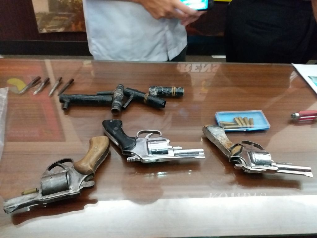 Senjata api rakitan jenis revolver yang digunakan untuk mencuri sepeda motor oleh komplotan pencuri di wilayah hukum Jakarta Selatan, Rabu (18/4).