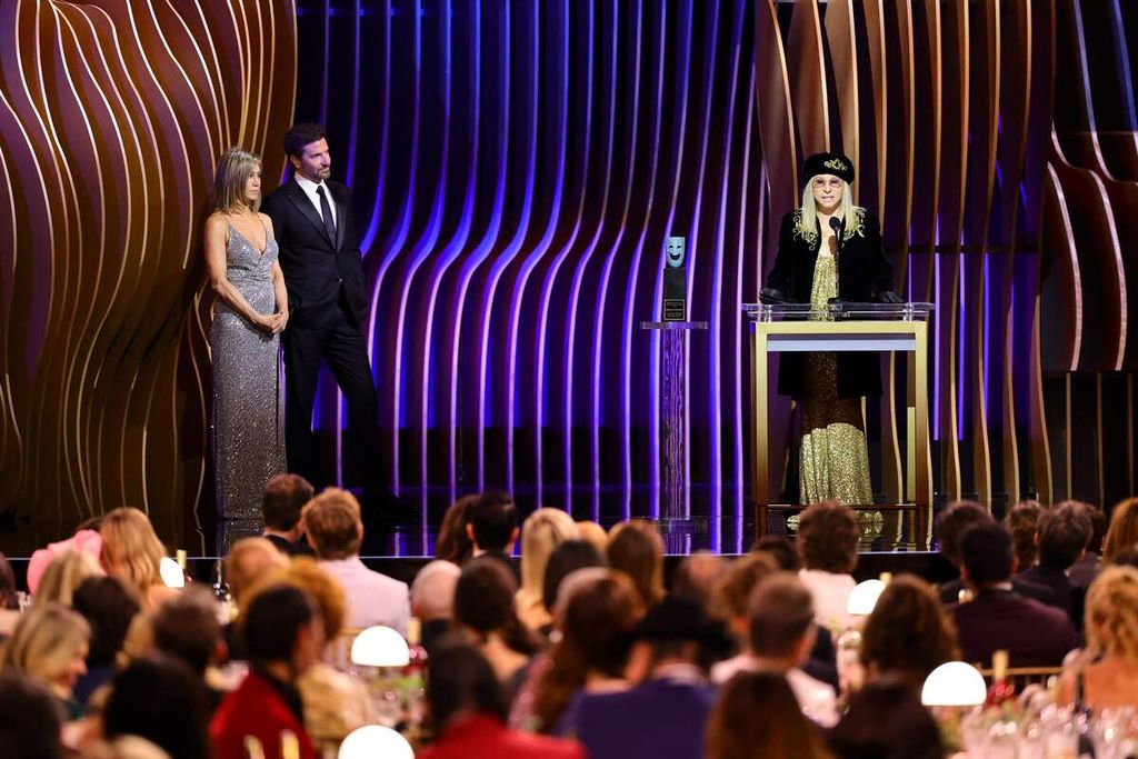 Barbra Streisand (berdiri di podium) menerima penghargaan SAG Lifetime Achievement Award di Shrine Auditorium and Expo Hall, Los Angeles, California, AS, 24 Februari 2024. Kasus yang dialami Streisand tahun 2003 meninggalkan apa yang kemudian disebut sebagai "efek Streisand".
