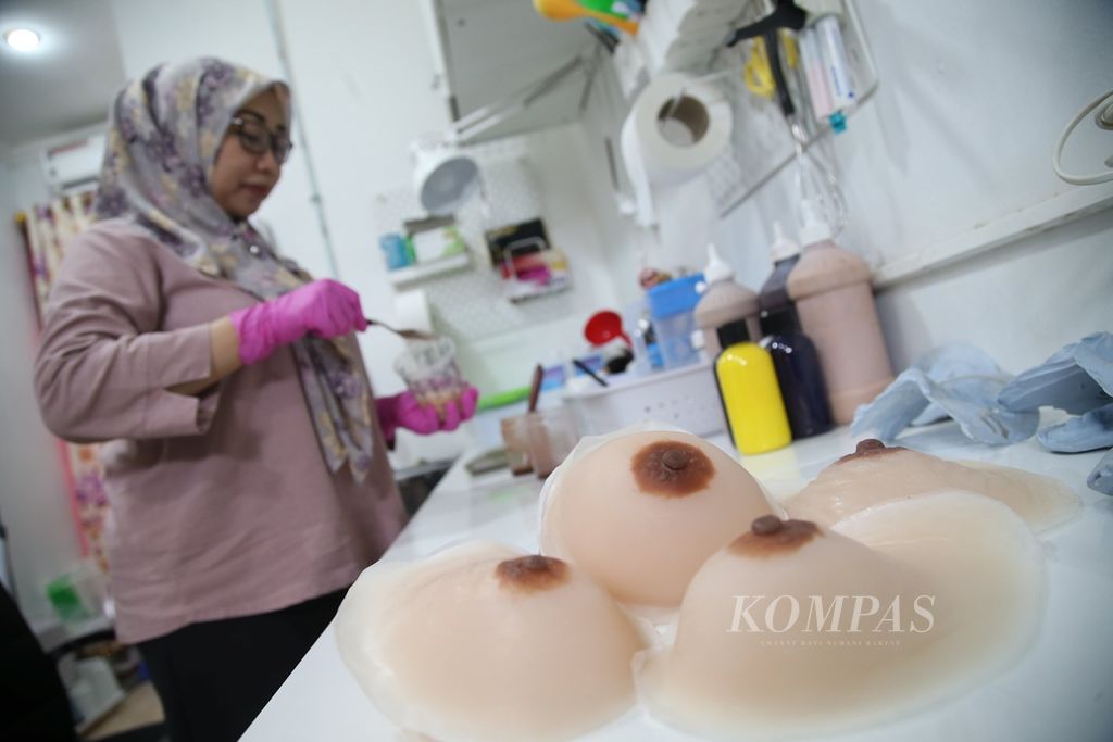 Desy Pujiarsi menyelesaikan pembuatan payudara prostetik berbahan silikon di laboratorium klinik Ilyarsi di kawasan Jombang, Tangerang Selatan, Banten, Jumat (1/11/2019). Payudara prostetik untuk pasien penyakit kanker payudara ini dijual mulai dari Rp 2 juta hingga Rp 20 juta per buah, tergantung dari ukurannya. 