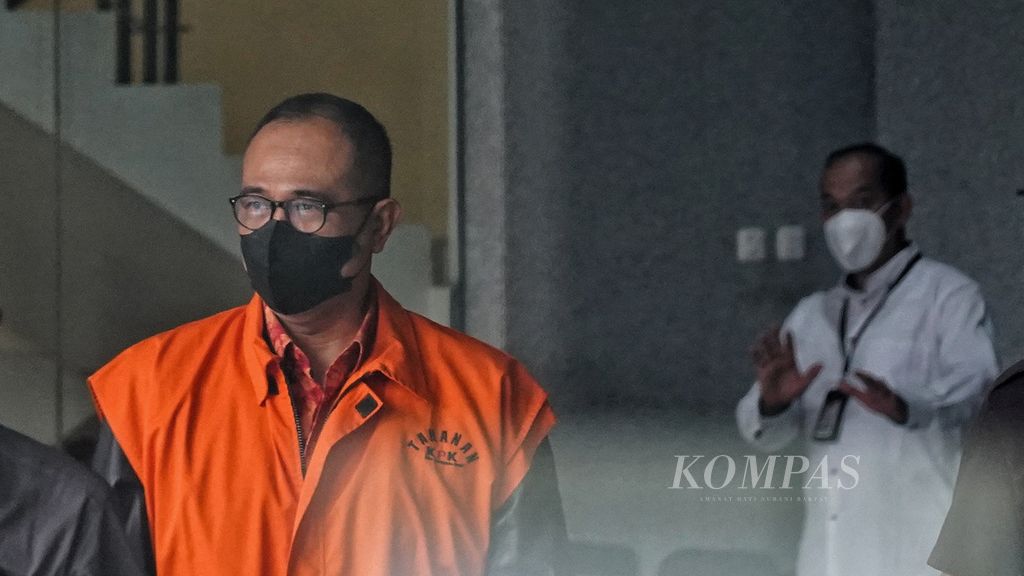 Tersangka Rafael Alun Trisambodo seusai menjalani pemeriksaan di Gedung Komisi Pemberantasan Korupsi (KPK), Jakarta, Senin (10/4/2023).