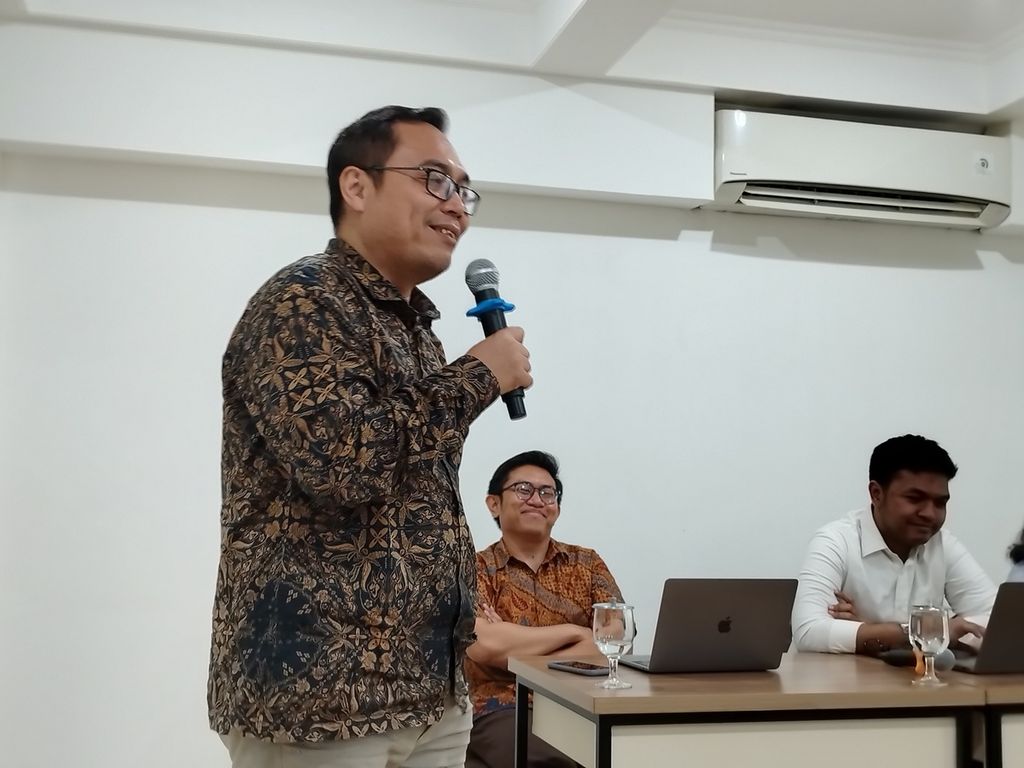 Kepala Pusat Kajian Iklim Usaha dan Rantai Nilai Global LPEM FEB UI Mohamad Dian Revindo dalam acara rilis Indonesia Economic Outlook Q2-2023 bertajuk Back to the Old Normal yang diadakan oleh LPEM FEB UI, di Jakarta, Kamis (4/5/2023).