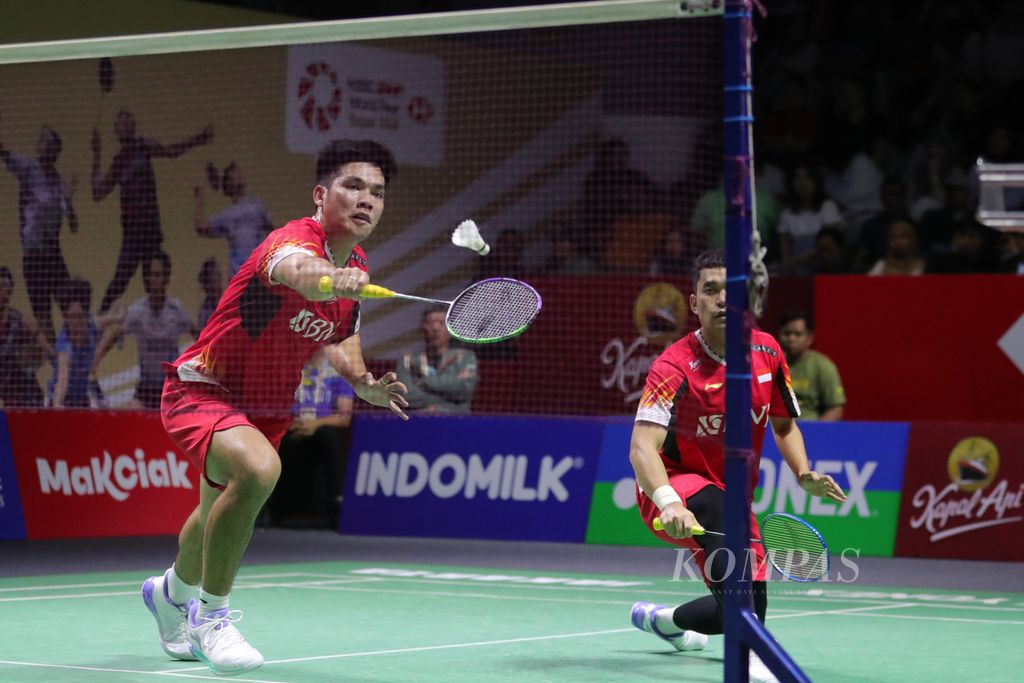 Pasangan ganda putra Indonesia, Leo Rolly Carnando/Daniel Marthin, berusaha mengembalikan kok ke arah pebulu tangkis Malaysia, Goh Sze Fei/Nur Izzuddin, dalam babak 16 besar turnamen bulu tangis Kapal Api Indonesia Terbuka 2024 di Istora Senayan, Jakarta, Kamis (6/6/2024). Pasangan Indonesia takluk dalam tiga gim, 21-16, 16-21, 12-21.