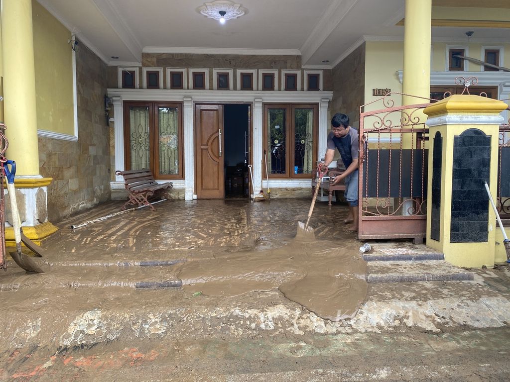 Warga membersihkan sisa banjir di perumahan Wahyu Utomo di Kelurahan Tambakaji, Kecamatan Ngaliyan, Kota Semarang, Jawa Tengah, Senin (7/11/2022). 
