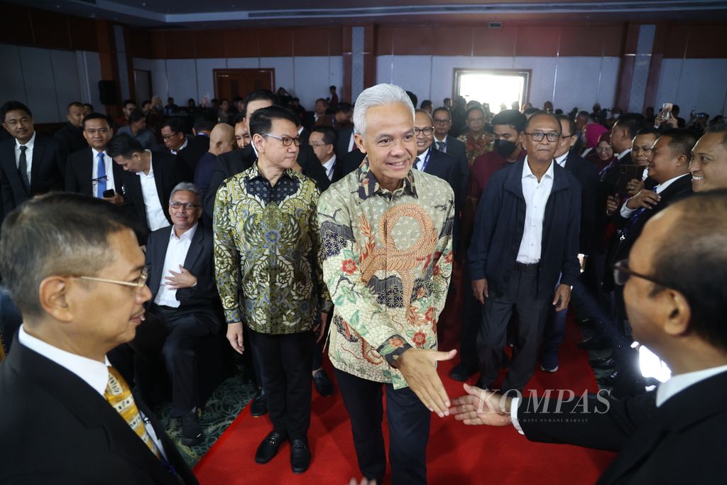 Calon presiden nomor urut 3, Ganjar Pranowo, menyapa undangan yang hadir dalam Rapat Koordinasi Pimpinan Nasional Ikatan Nasional Konsultan Indonesia di Jakarta, Kamis (14/12/2023). 