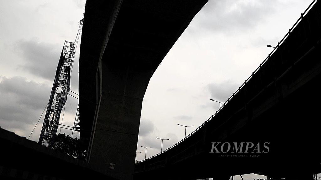 Siluet proyek pembangunan  Tol Becakayu di kawasan Kebon Nanas, Jatinegara, Jakarta Timur, Senin (26/2). Pihak kepolisian menyebut ada dua orang yang berpotensi ditetapkan menjadi tersangka terkait insiden ambruknya kepala tiang penyangga tol dalam proyek tersebut.