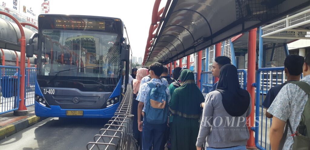 ILUSTRASI-Antrean penumpang Transjakarta di Blok M, Jakarta, Kamis (17/1/2019). 