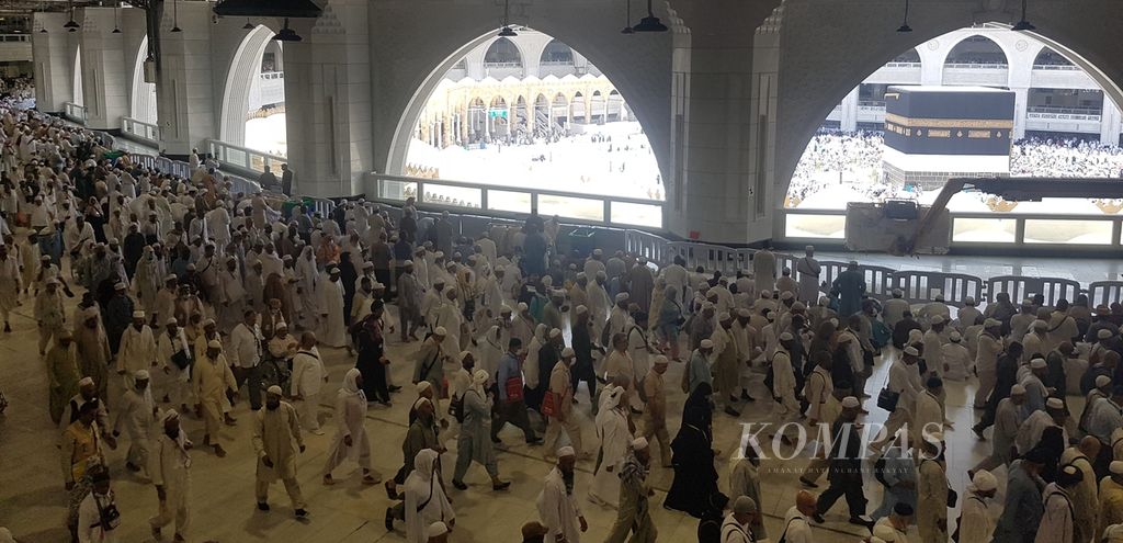 Jemaah sedang melakukan tawaf mengelilingi Kabah di lantai dua Masjidil Haram, Mekkah, Senin (27/6/2022) siang waktu setempat. Jemaah haji dari banyak negara berdatangan ke Mekkah untuk menunaikan ibadah haji pada awal Juli 2022.