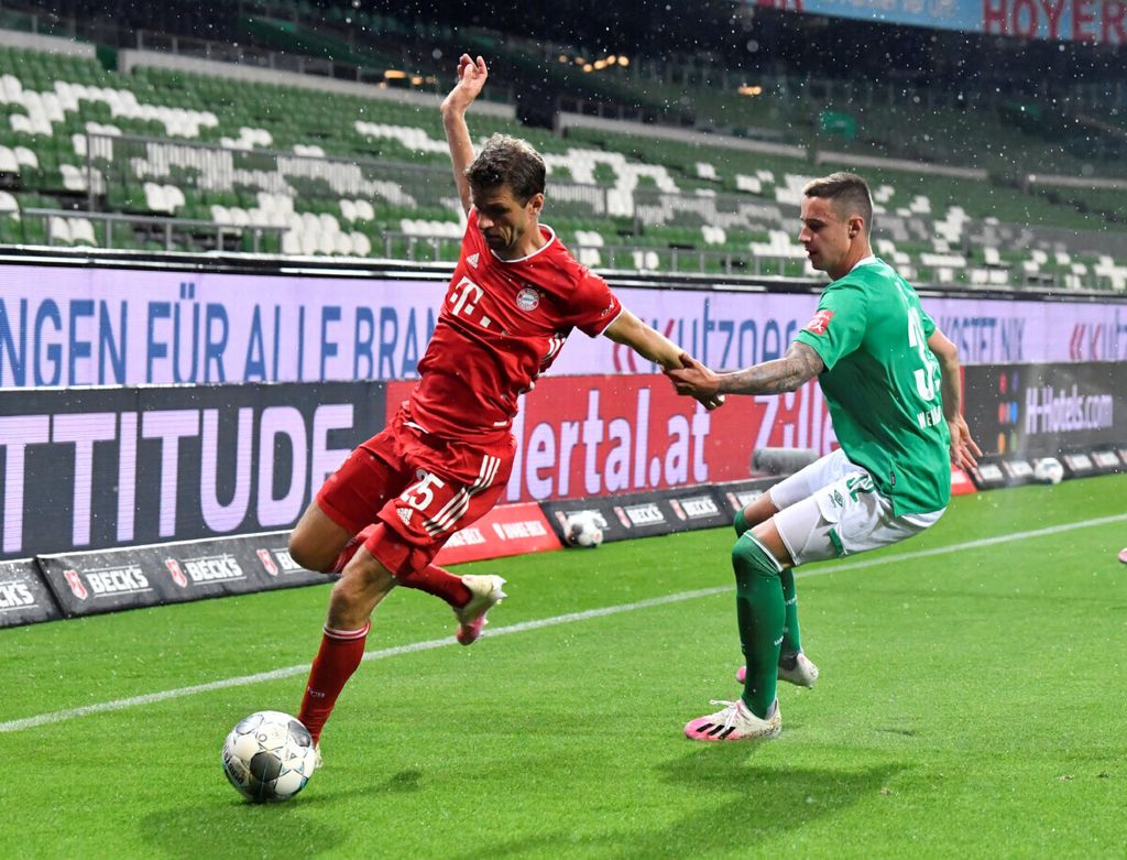 Penyerang Jerman yang bermain di klub Bayern Muenchen Thomas Muller saat tampil bertanding di Bundesliga Jerman melawan Werder Bremen  di Stadion Weser, Bremen (16/6/2020). 